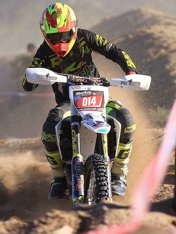 Piloto de enduro atacando una subida de arena