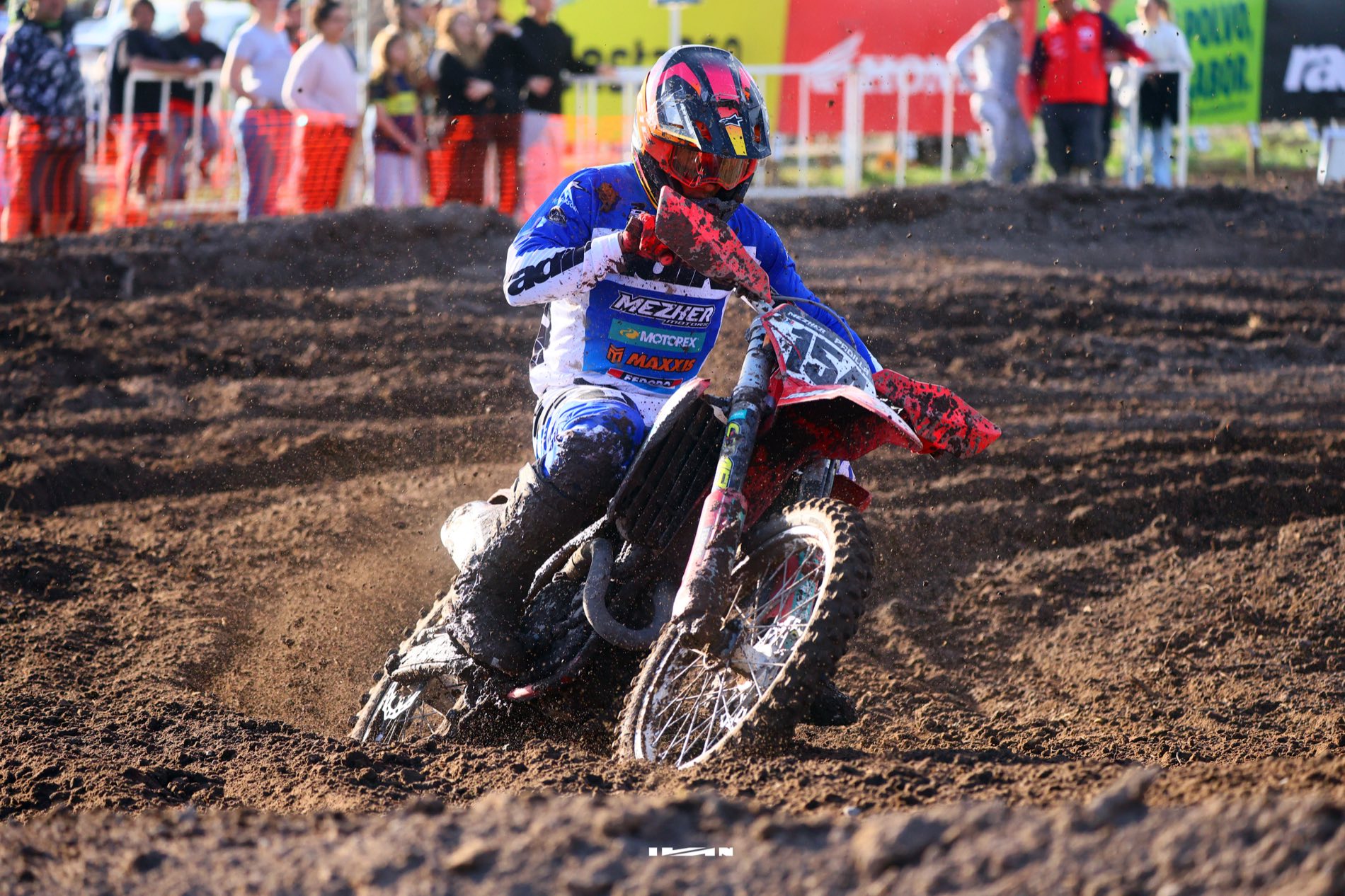 Piloto de motocross tomando una curva durante una carrera