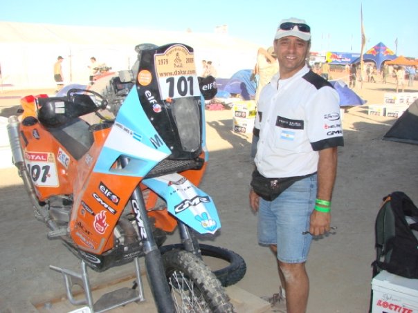 Gustavo Mazzotta junto a su moto del Dakar