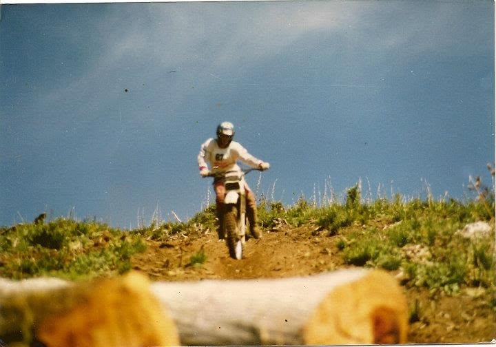Gustavo Mazzotta arriba de su primera moto de enduro