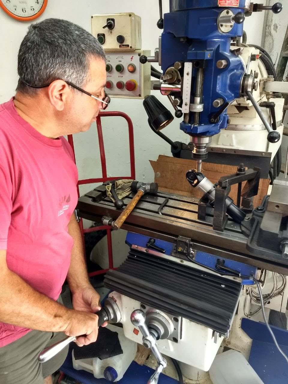 Gustavo Mazzotta trabajando en la fresadora del taller