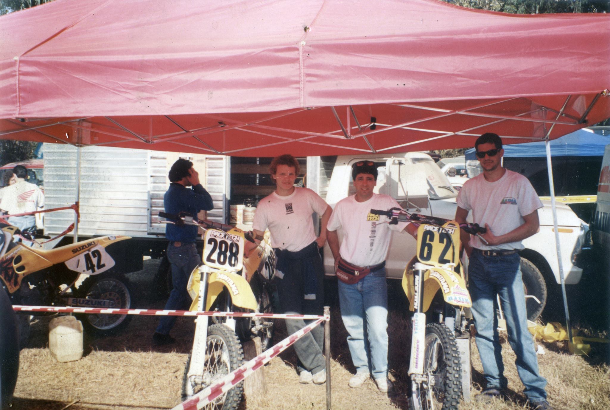 Gustavo Mazzotta con compañeros y motos Yamaha en la montaña, primeros años de competición