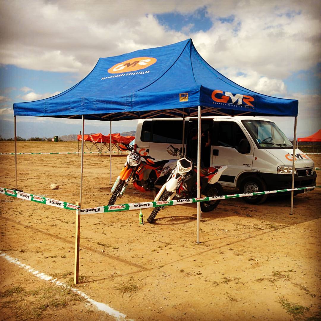 Carpa y camioneta GMR en un evento de motocross