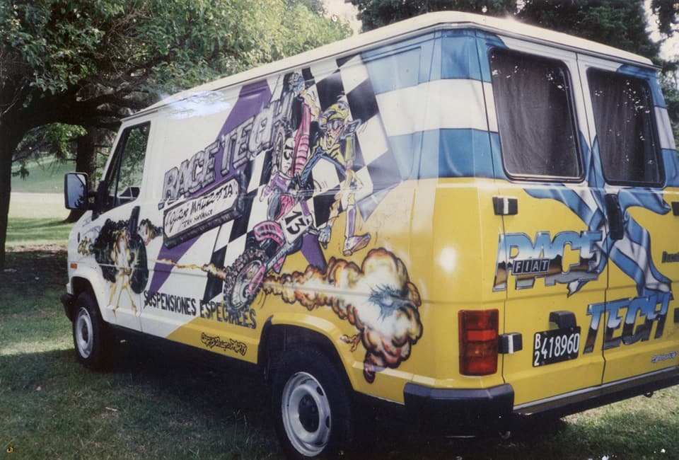 Van pintada con el logo de Race Tech, primeros años del taller