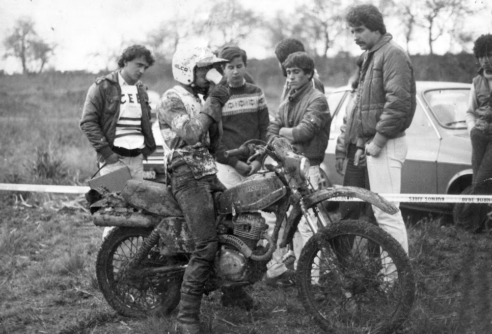 Gustavo Mazzotta con su moto de enduro embarrada junto a otros pilotos en su primera carrera