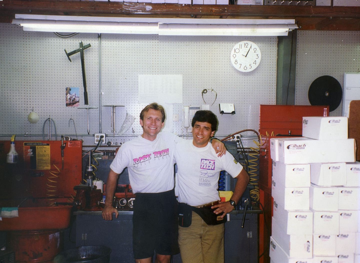 Gustavo Mazzotta junto a un representante de Race Tech en el taller